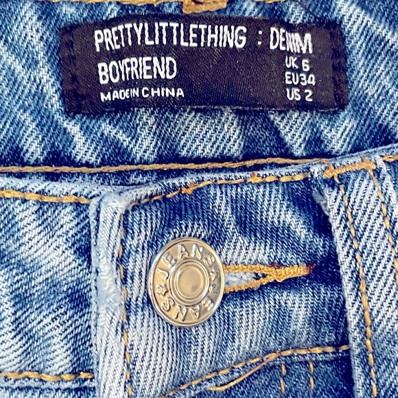 PrettyLittleThing Baggy Button-Fly Boyfriend Jeans - Picture 8 of 9